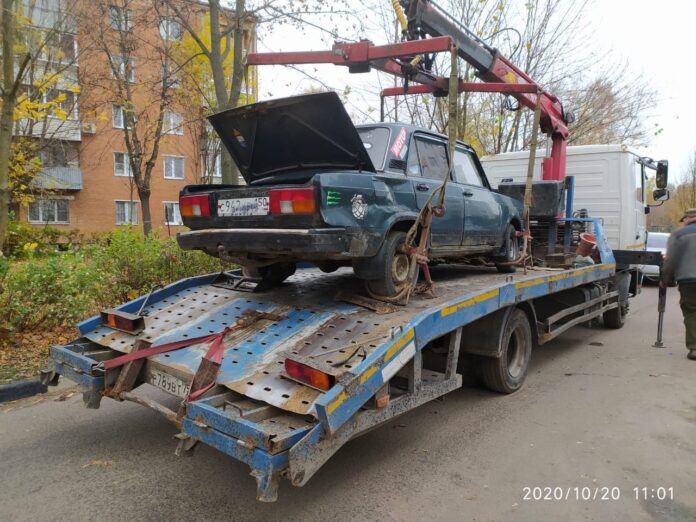 В микрорайоне Климовск провели работу по вывозу автотранспортного средства с признаками бесхозяйного