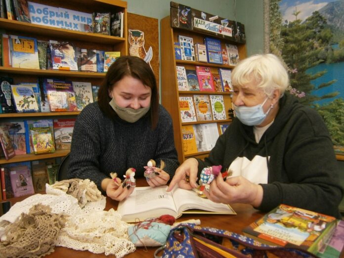 В подольской библиотеке сделали куклу «на счастье»