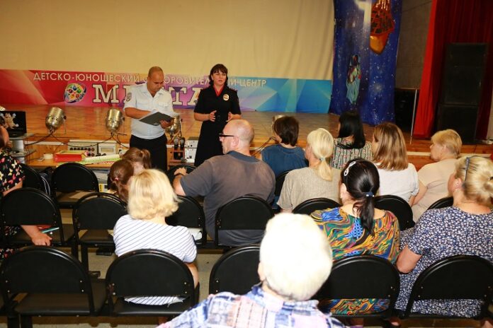 В подмосковном Подольске сотрудники Госавтоинспекции организовали встречу с жителями, прибывшими из ДНР и ЛНР