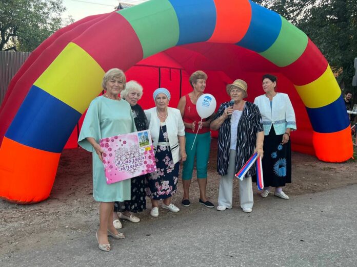 Ветераны поселка МИС приехали в деревню Лаговское поздравить жителей