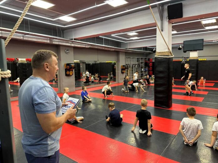 Депутат Юрий Стрелков провел зарядку для для воспитанников клуба «Патриот»