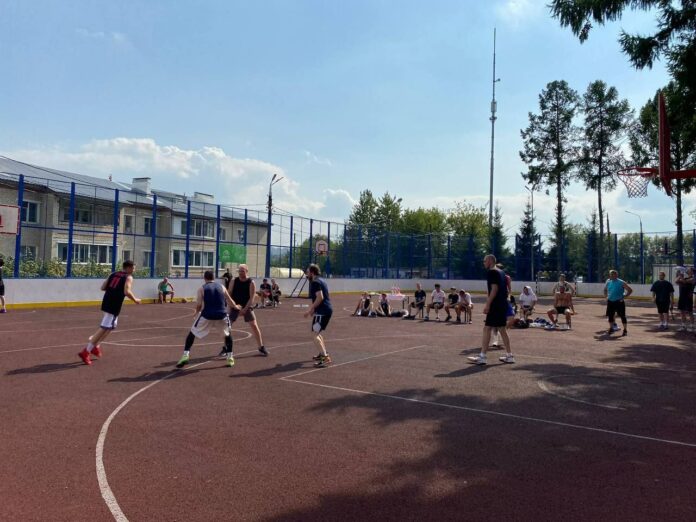 В посёлке Дубровицы прошёл турнир по баскетболу 3х3, посвященный Всероссийскому Дню дворового спорта