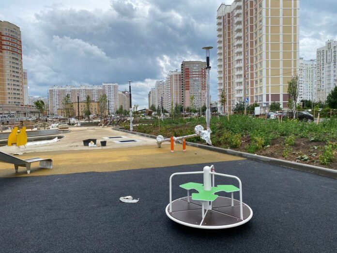 Работы по благоустройству пешеходной зоны активно ведутся на бульваре 65-летия Победы