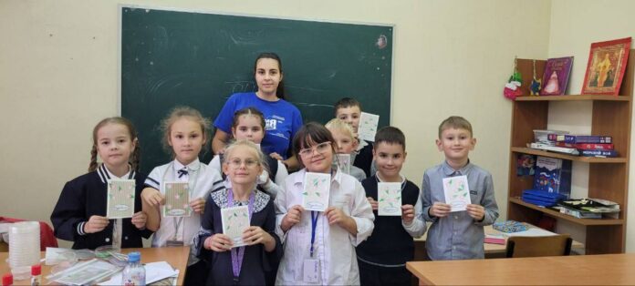 Подольские молодогвардейцы провели творческий мастер-класс для учеников школы № 11 ко Дню пожилого человека