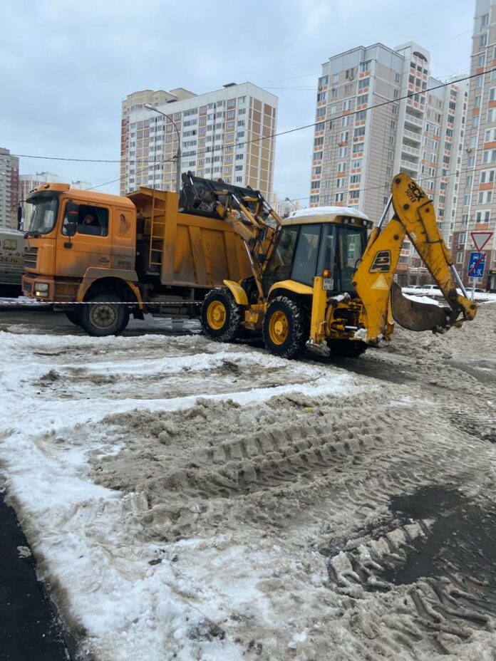 Свыше 7,5 тысяч кубометров снега планируют вывезти с дворовых территорий МКД