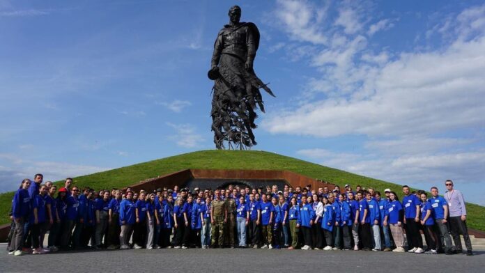 Память, которая не гаснет: традиция смены «СВОи люди» у Ржевского мемориала