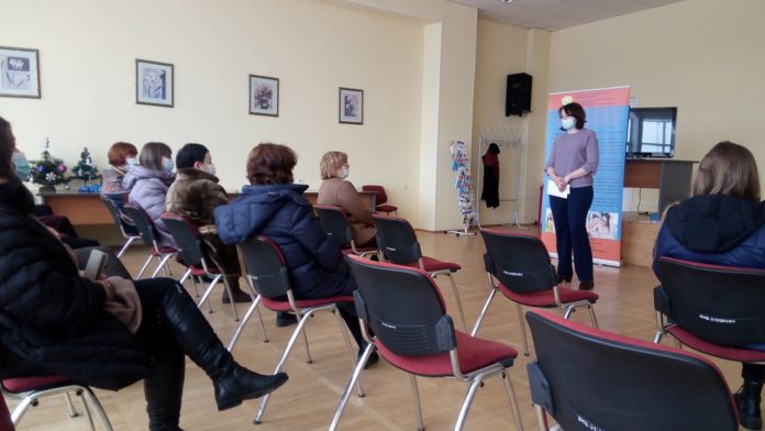 Круглый стол по вопросам правовой грамотности для женщин, воспитывающих несовершеннолетних детей, провели в центре...