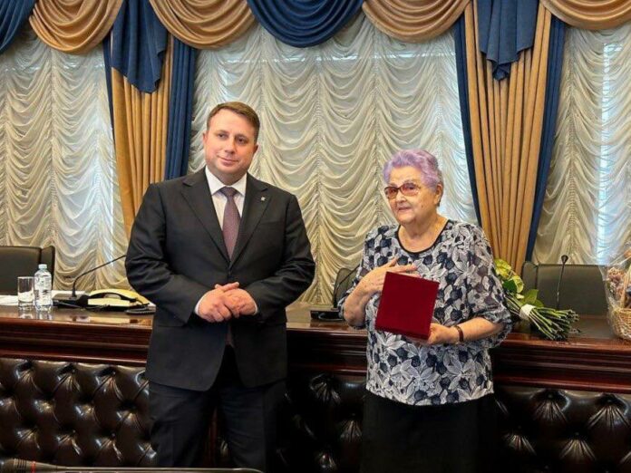 Секретарь местного отделения партии «Единая Россия» Дмитрий Жариков поздравил коллегу по партии с юбилеем