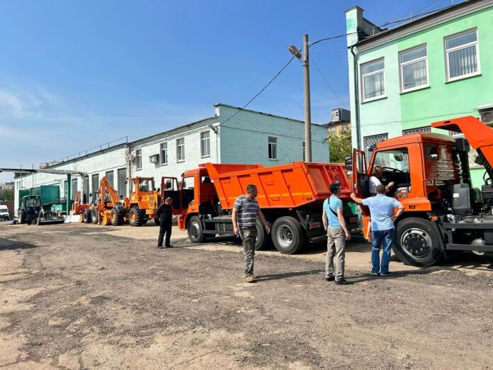 Автопарк Подольского комбината благоустройства пополнили два грузовика