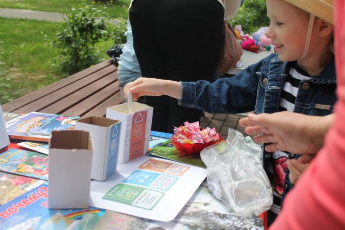 Сотрудники библиотеки №30 научили детей сортировке мусора