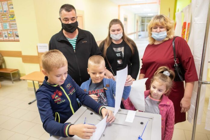 На выборы – семьей: многодетная семья Токаревых приняла участие в голосовании