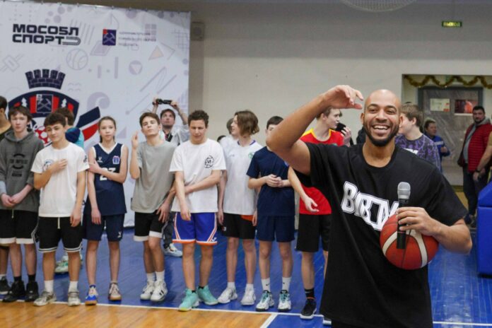 Мастер-класс для школьников Подольска провел двукратный чемпион России по баскетболу