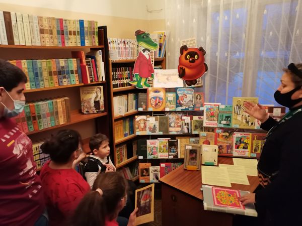 Книжная выставка «У детских книжек юбилей!» работает в библиотеке № 15
