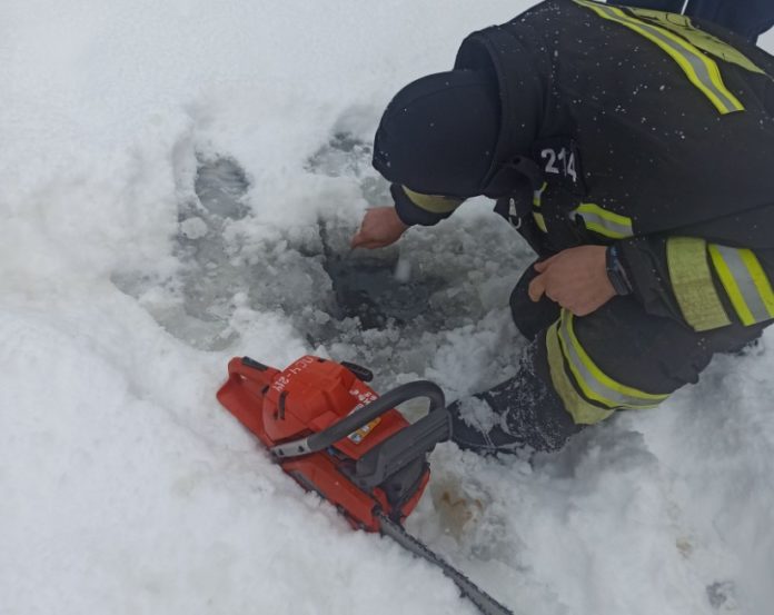 Работники Подольского ТУ ГКУ МО «Мособлпожспас» сообщили о замерах толщины льда на реке Пахре