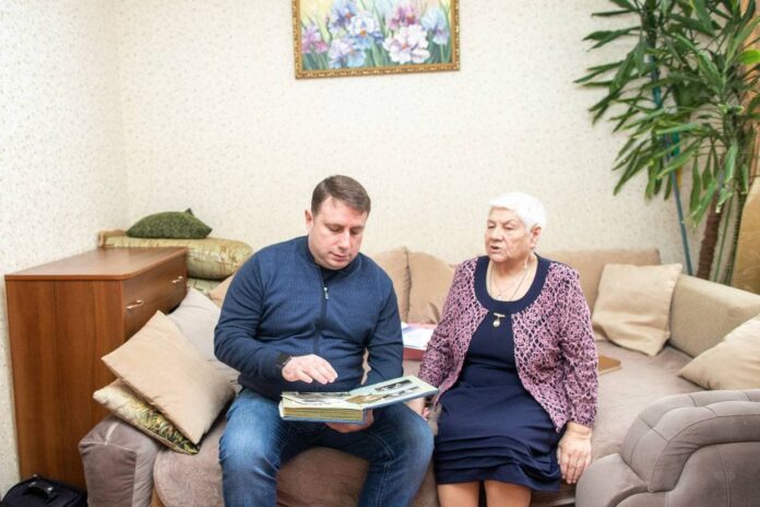 С 90-летием и праздником 8 Марта поздравил Дмитрий Жариков труженицу тыла Р. Е. Пантюшину