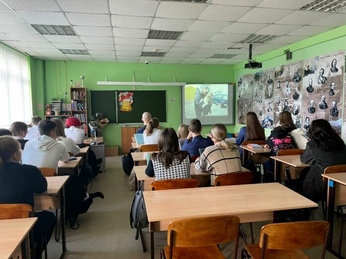 В Подольске полицейские провели профилактические беседы со школьниками