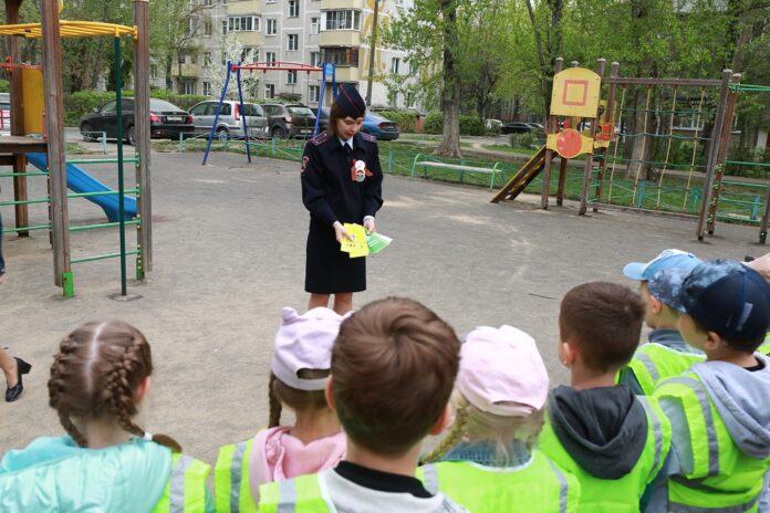 В рамках мероприятия «Безопасная мобильность» сотрудники Госавтоинспекции провели профилактические ликбезы на детских площадках городского...