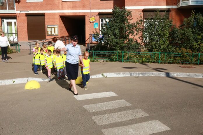 В Подмосковье сотрудники Госавтоинспекции обучают воспитанников частных детских садов правилам безопасности на дороге