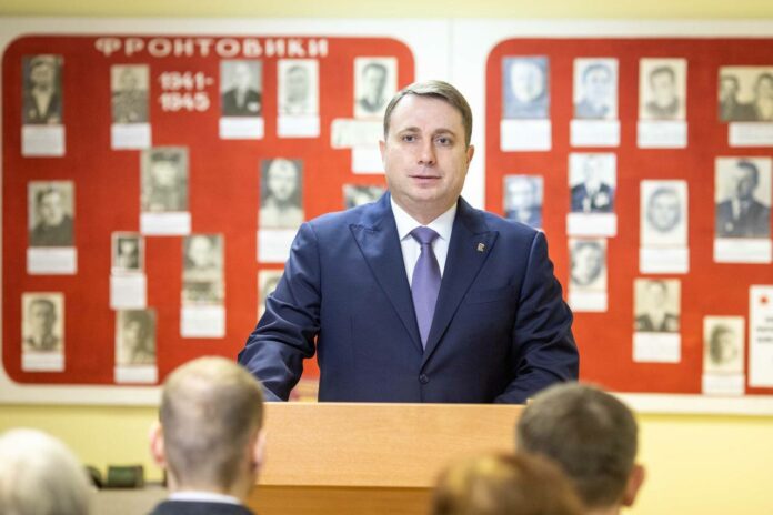 Дмитрий Жариков вручил работникам Климовского специализированного патронного завода им. Ю.В. Андропова муниципальные награды.