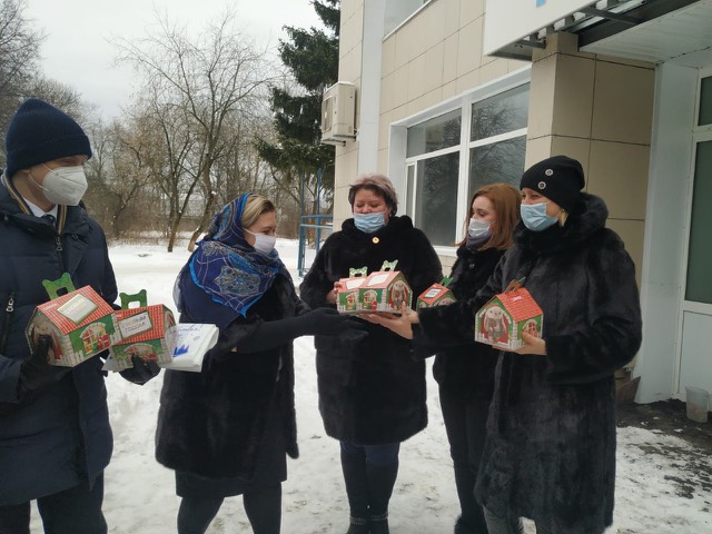 100 новогодних подарков было вручено детям медицинских работников