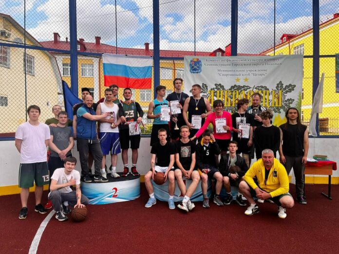 В посёлке Дубровицы прошел турнир по стритболу, посвященный Дню России