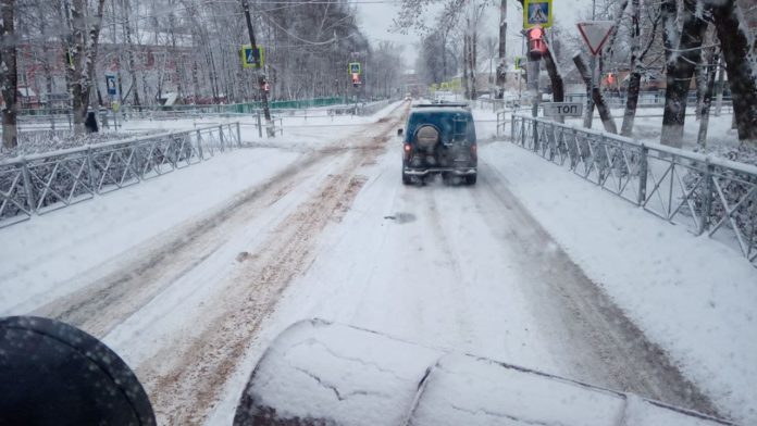 Более 100 единиц муниципальной техники вышло на очистку улиц и дворов от снега