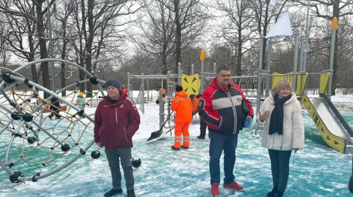 Однопартийцы провели проверку состояния детской площадки