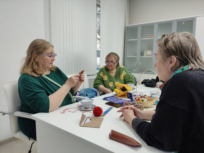 В Подольске прошел мастер-класс по вязанию теплых вещей для бойцов специальной военной операции