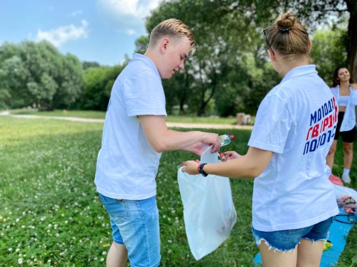 Активисты МГЕР убрали мусор на территории Храма Знамения Пресвятой Богородицы