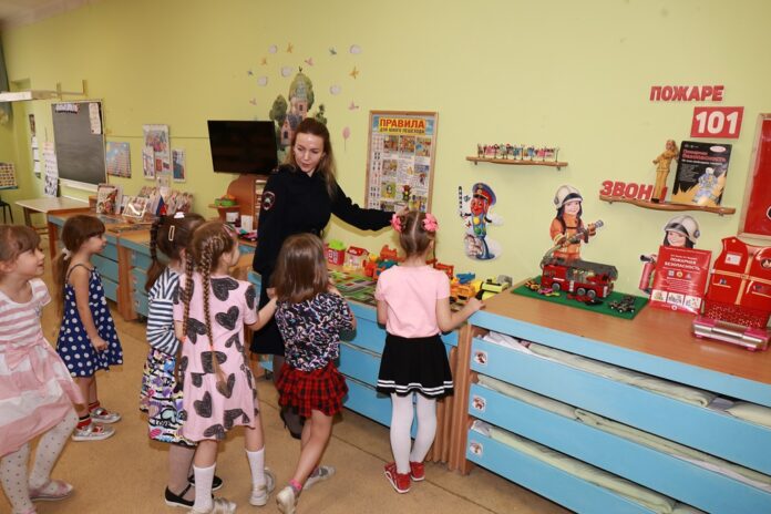 Дошкольники городского округа Подольск подготовили поздравительные открытки для автоледи