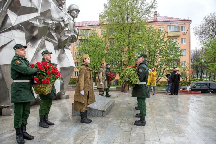 8 мая состоялась церемония возложения цветов к памятнику Подольским курсантам