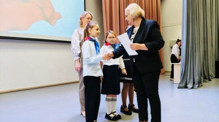 Депутат «Единой России» Инна Горкавая поздравила учащихся школы имени А.Г. Монетова с достижениями