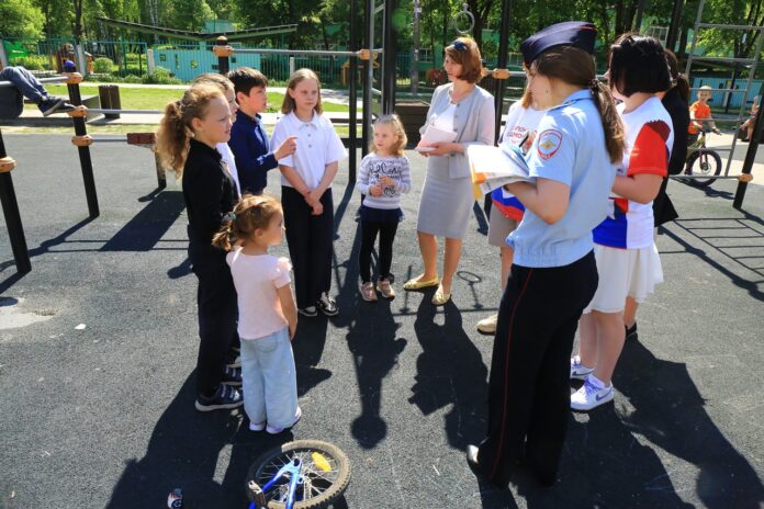 В рамках мероприятия «Безопасная мобильность» сотрудники Госавтоинспекции провели профилактические ликбезы на детских площадках городского...