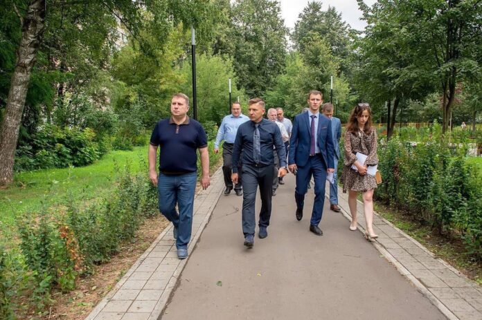 Ход благоустройства лесополосы за Сквером 200-летия Подольска проверил Дмитрий Жариков