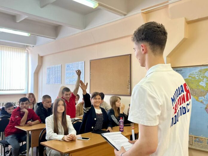 Подольские молодогвардейцы провели интеллектуальную игру «Что? Где? Когда?» для студентов Московского областного современного колледжа