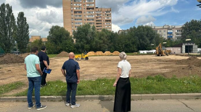 Депутат Совета депутатов проконтролировал ход работ по расширению парковки в УСЦ «Юность»