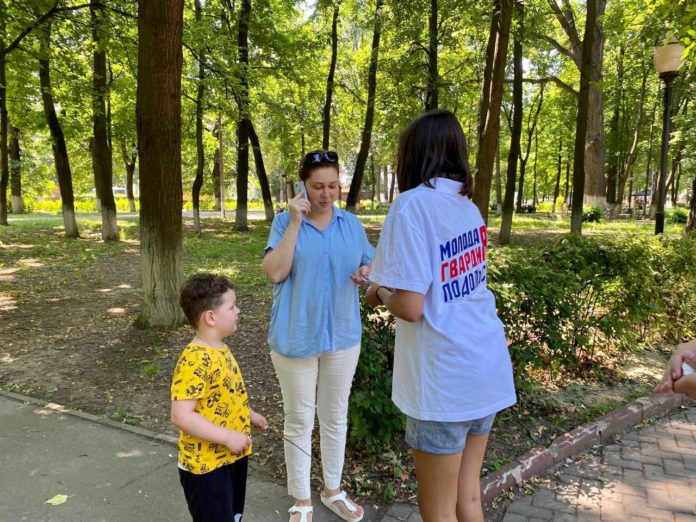 Активисты Молодой Гвардии в Подольске раздали шоколад детям