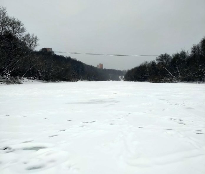 Толщина льда на реке Пахре 22 января