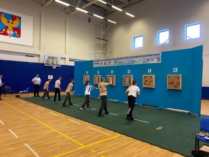 Подольские девушки стали лучшими по спортивному метанию ножа в области