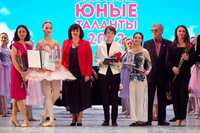 В ДК «Октябрь» наградили победителей и лауреатов конкурса «Юные таланты – 2022»