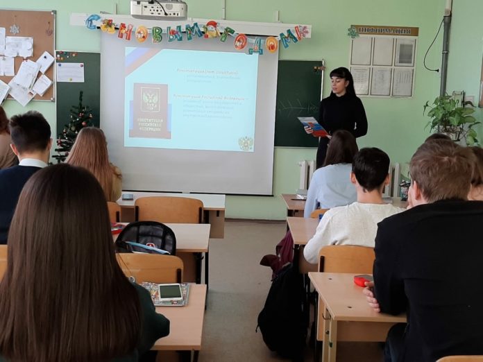 В школе № 17 прошла правовая игра на тему «Что ты знаешь о Конституции?»