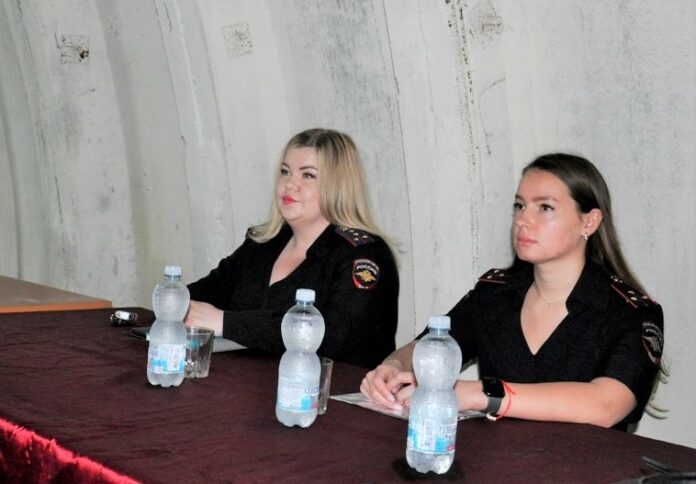 Полицейские в Подольске провели профилактическую лекцию для военнослужащих