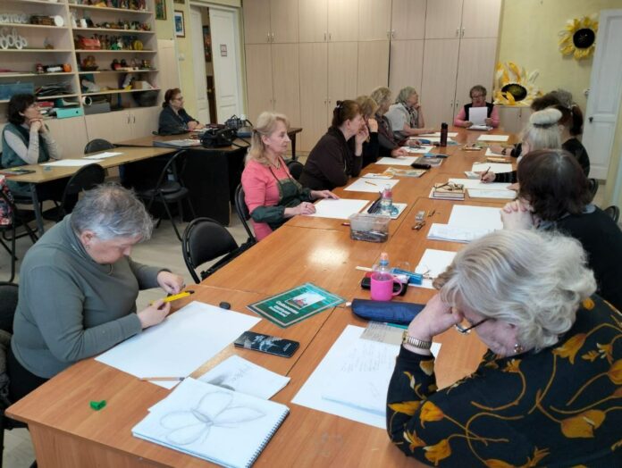 Прошло занятие в изостудии «Гармония»