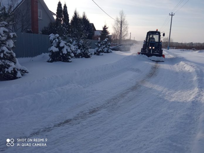 Работники Территориального отдела «Дубровицкий» контролируют уборку снега в микрорайоне