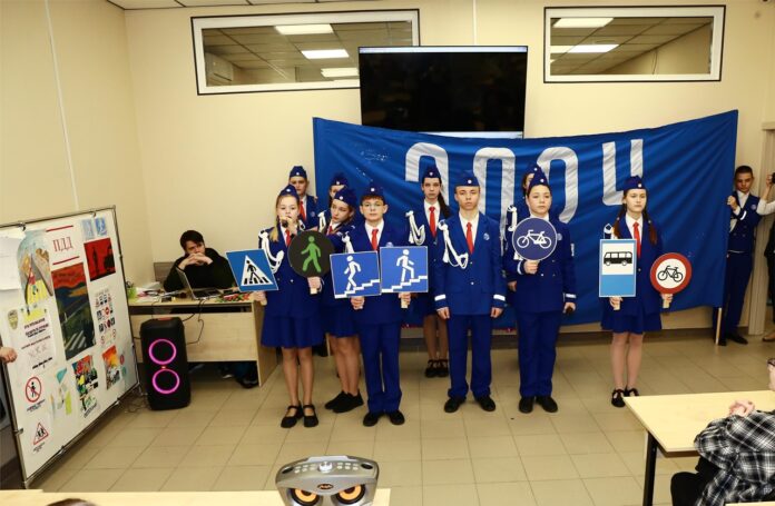 Сотрудники Госавтоинспекции поздравили студентов с праздником и напомнили им о соблюдении правил безопасного нахождения...