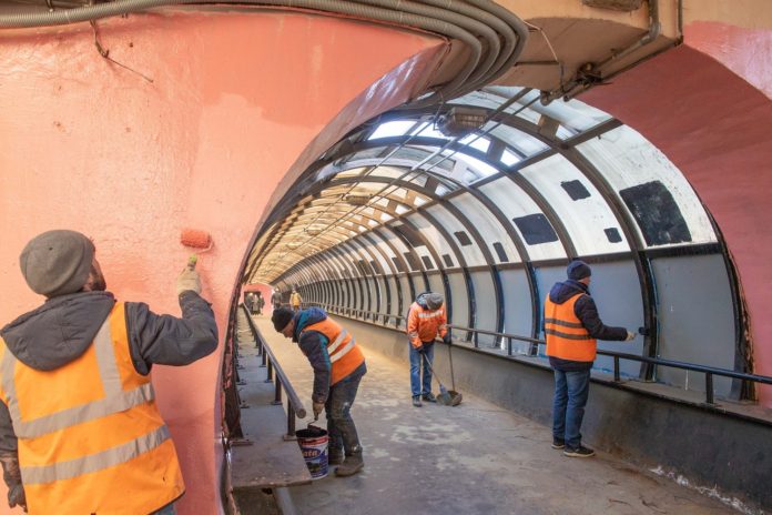 Косметический ремонт пешеходного перехода на улице Матросской проводит Подольский комбинат благоустройства