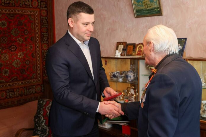 Секретарь подольского отделения партии «Единая Россия» вручил памятную медаль ветерану Великой Отечественной войны