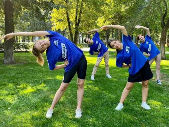 Подольские молодогвардейцы начали утро со спортивной зарядки в парке культуры и отдыха имени Виктора...