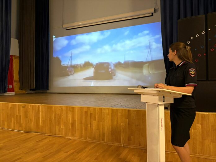 В Подмосковье сотрудники Госавтоинспекции принимают участие в родительских собраниях