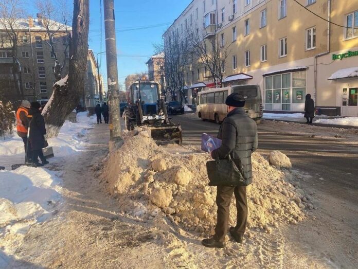 Депутат Бесогонов провел мониторинг качества уборки улично-дорожной сети.